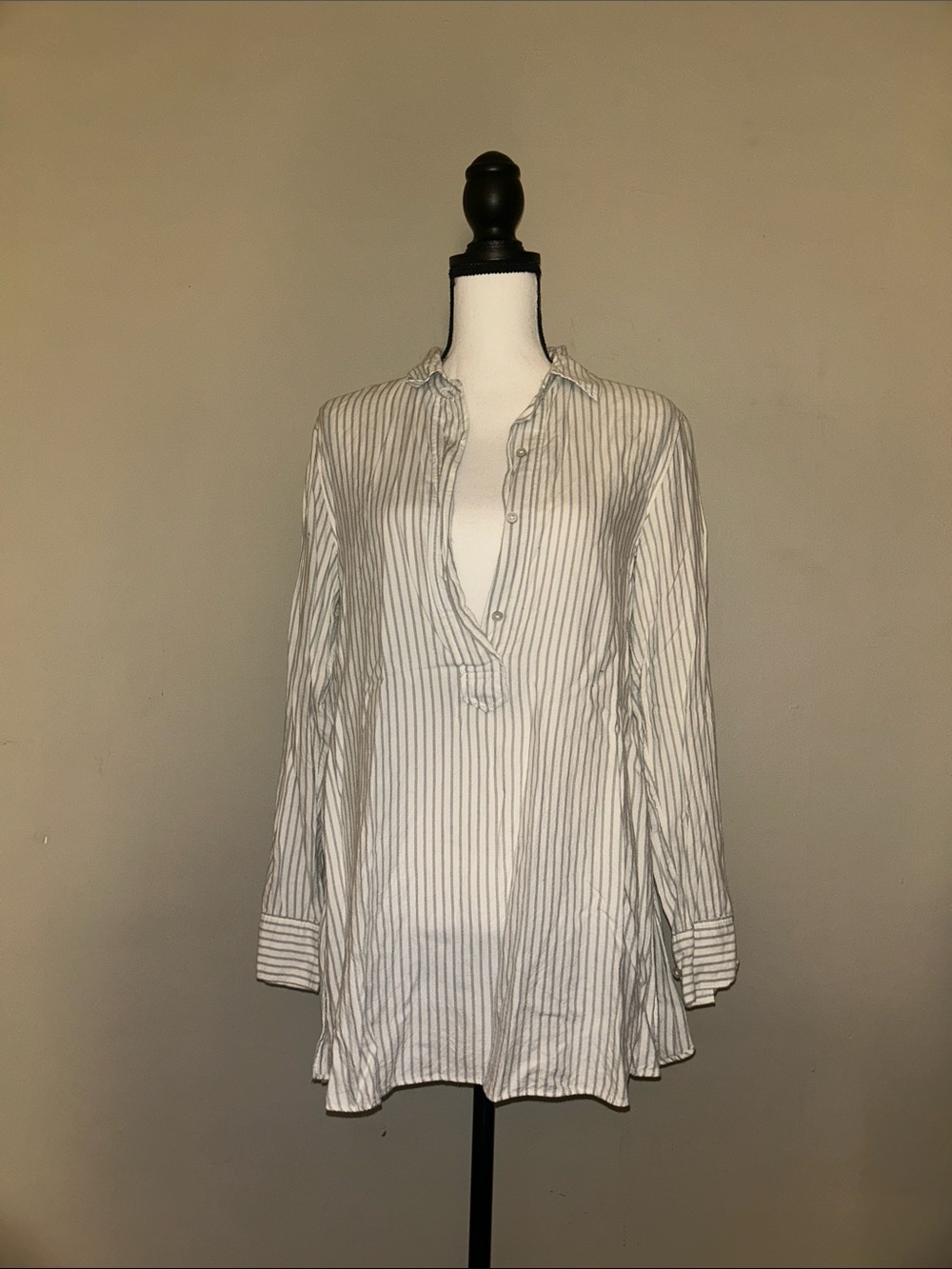 Striped Long-Sleeve Tunic Top - White with Gray Stripes